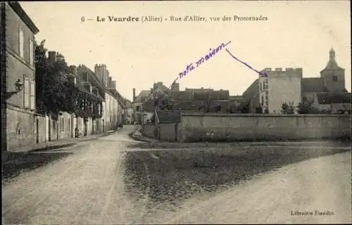 Ak Le Veurdre Allier, Rue d'Allier, vue des Promenades, Hotel, Wohnhäuser, Kirche
