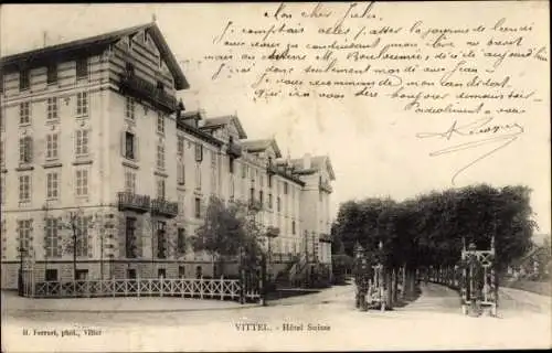 Ak Vittel Lothringen Vosges, Hotel Suisse, Straßenansicht, Alleebäume