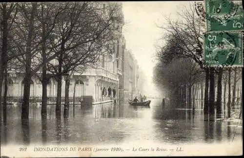 Ak Paris, Inondations 1910, Le Cours la Reine, Hochwasser, überflutete Straße, Passanten auf Stegen