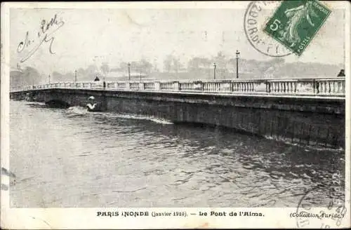 Ak Paris, Inondations 1910, Le Pont de l'Alma, Brücke bei Hochwasser