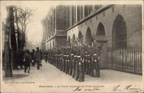 Ak Paris, Vécu, La Garde montante au Palais de Justice, Wachen vor dem Justizpalast