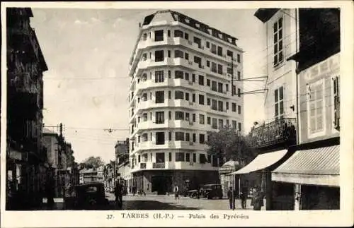 Ak Tarbes Hautes Pyrenees, Palais des Pyrénées, Pharmacie, Geschäftshäuser, Passanten