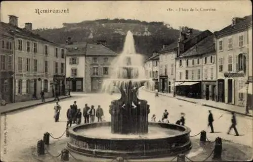 Ak Remiremont Lothringen Vosges, Place de la Courtine, Brunnen, Geschäftshäuser, Cafe Helfer