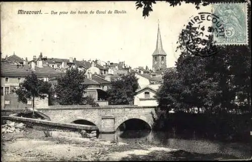 Ak Mirecourt Vosges, Vue prise des bords du Canal du Moulin, Brücke, Kirche, Wohnhäuser