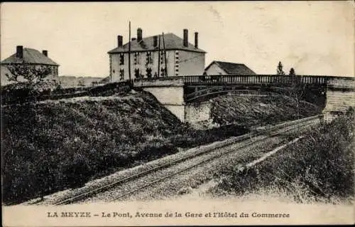 Ak La Meyze Haute Vienne, Le Pont, Avenue de la Gare et l'Hotel du Commerce, Brücke, Bahnstrecke