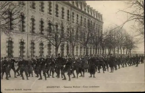 Ak Argentan Orne, Caserne Molitor, Cour interieure, Kaserne, Soldaten auf dem Innenhof