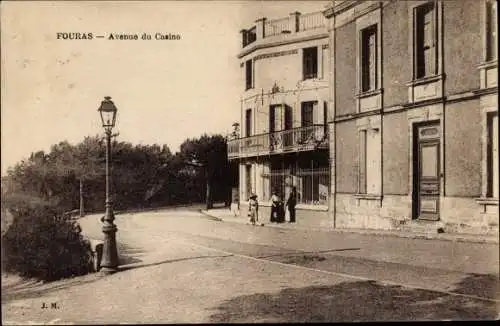 Ak Fouras Charente Maritime, Avenue du Casino, Straßenpartie, Frauen