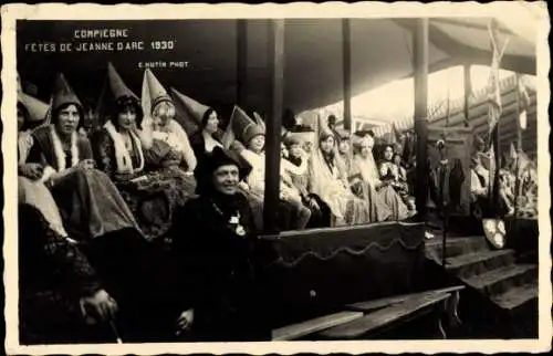 Foto Ak Compiègne Oise, Fetes de Jeanne d'Arc 1930, Hofdamen, Tribüne, historische Kostüme