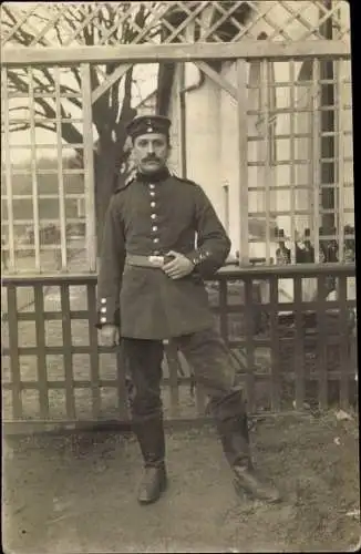 Foto Ak Deutscher Soldat in Uniform, Standportrait, Bierflaschen