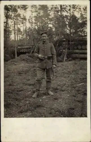 Foto Ak Deutscher Soldat in Uniform, Schützengraben