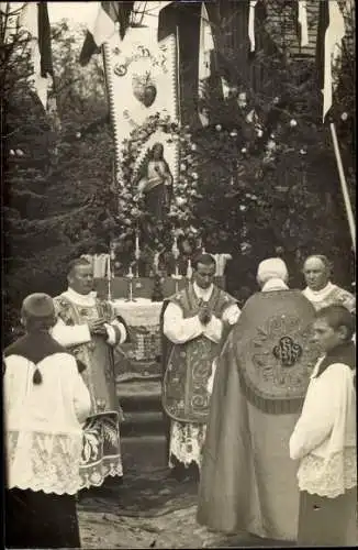 Foto Ak Elsass Lothringen?, Herz Jesu Verehrung, Geistliche, Altar, Chorknaben