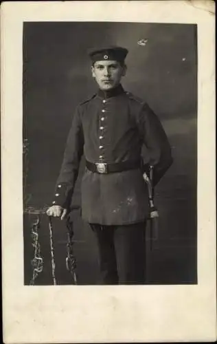 Foto Ak Deutscher Soldat in Uniform, Standportrait