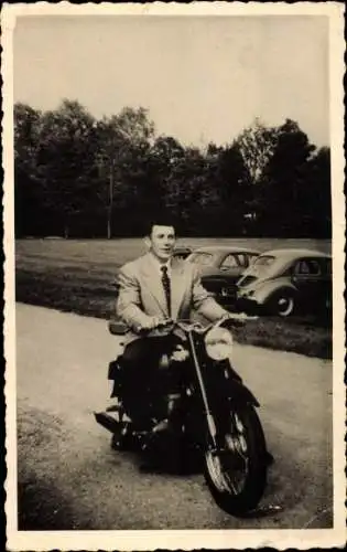 Foto Ak Vittel Vosges, Mann auf einem Motorrad, Autos