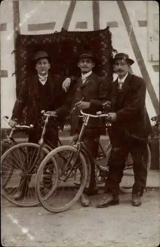 Foto Ak Gruppenfoto, Männer mit Fahrrädern, Zigarren rauchend