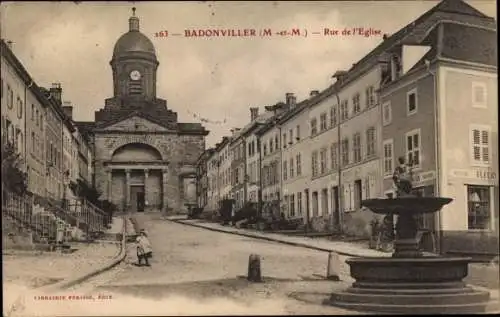 Ak Badonviller Lothringen Meurthe et Moselle, Rue de l'Eglise, Geschäft Fleury, Brunnen, Kirche