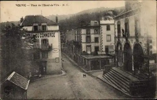 Ak Volvic Puy de Dôme, Place de l'Hotel de Ville, Hotel du Commerce, Straßenpartie