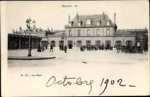 Ak Douai Nord, La Gare, Bahnhof von der Straßenseite, Kutschen, Passanten