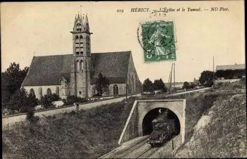 Ak Héricy Seine et Marne, L'Eglise et le Tunnel, Kirche, Eisenbahntunnel, Dampflokomotive