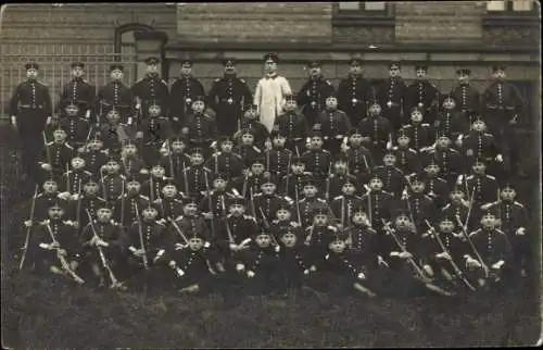 Foto Ak Deutsche Soldaten in Uniformen, Gruppenfoto, Gewehre