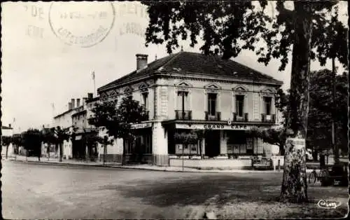 Ak Casteljaloux Lot et Garonne, Le Grand Cafe, Straßenpartie mit Blick auf das Café