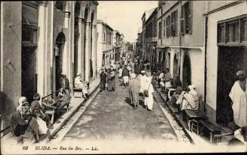 Ak Blida Algerien, Rue du Bey, Araber auf einer Straße, Maghreb