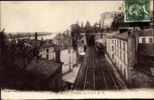 Ak La Reole Gironde, Viaduc du Tunnel, Dampflok in der Ortschaft, Tunnel, Eisenbahnschienen