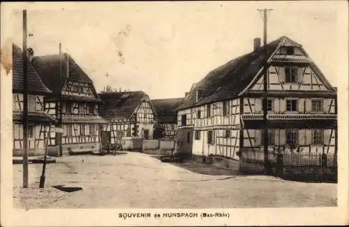 Ak Hunspach Elsass Bas Rhin, Straßenpartie mit Blick auf Fachwerkhäuser