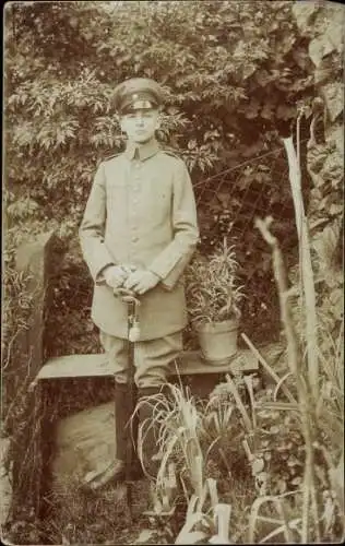 Foto Ak Standportrait von einem Soldaten in Uniform, Stiefel