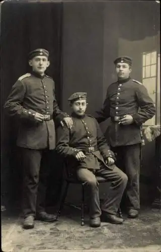 Foto Ak Drei deutsche Soldaten in Uniformen, Portrait