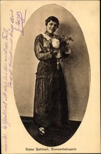 Ak Konzertsängerin Luise Gebbert, Standportrait mit Blumenstrauß