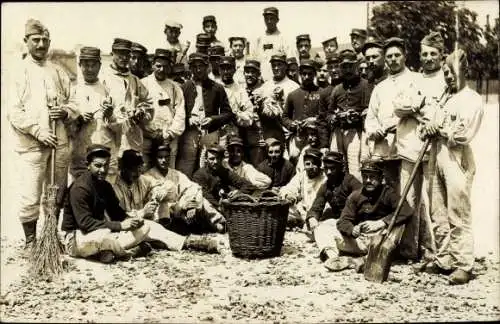 Foto Ak Französische Soldaten in Uniformen, Gruppenfoto, Besen, Korb, Schaufel