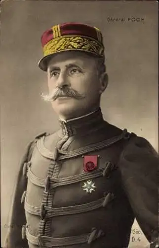 Ak Französischer General Ferdinand Foch, Uniform, Mütze, Orden
