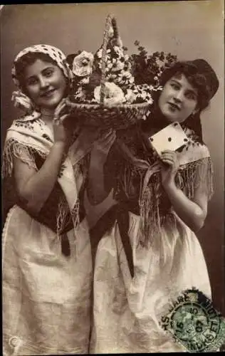 Ak Zwei junge Frauen in Trachten, Blumenkorb