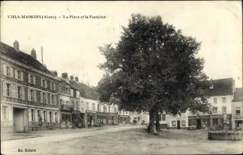 Ak Viels Maisons Aisne, La Place et la Fontaine