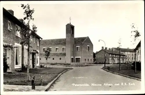 Foto Ak Paterswolde Drenthe Niederlande, Nieuwe Akkers met R K Kerk