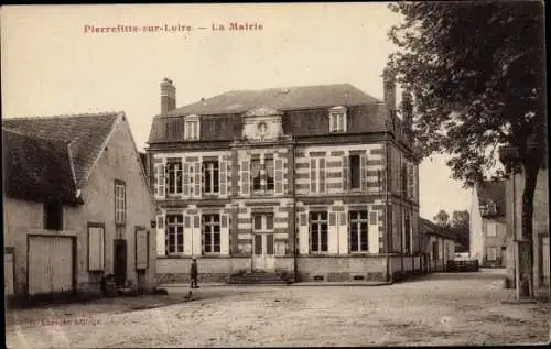 Ak Pierrefitte sur Loire Allier, La Mairie, vue de face