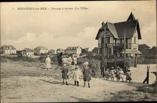 Ak Bernieres sur Mer Calvados, Passage a niveau, Les Villas