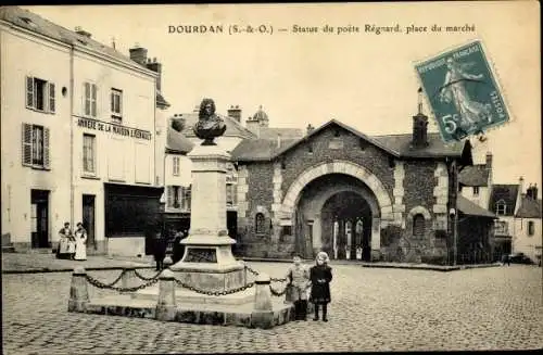 Ak Dourdan Essonne, Statue du poete Regnard, place du marche