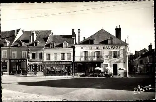 Ak Lorris Loiret, Place du Martroi, Hotel du Sauvage, Bazar du Martroi