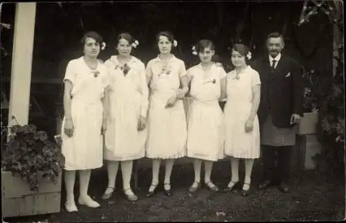 Ak Maine et Loire, Femmes avec tabliers habillées en blanc et fleurs dans les cheveux