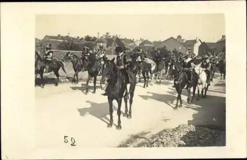 Ak Maine et Loire, Fête des Fleurs 1908, Groupe de Cavaliers déguisés