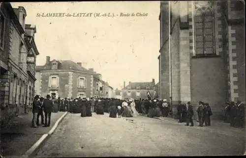 Ak St Lambert du Lattay Maine et Loire, Route de Cholet, Groupe devant la sortie de l´Église