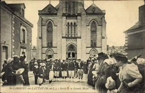 Ak St Lambert du Lattay Maine et Loire, Sortie de la Grande Messe