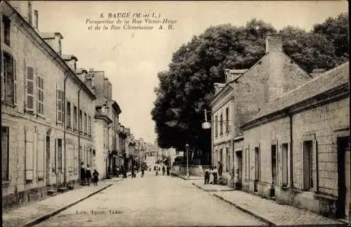 Ak Baugé Maine et Loire, Rue Victor Hugo et Rue Clémenceau, riverains