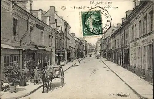 Ak Baugé Maine et Loire, Rue Victor Hugo, charrette à cheval