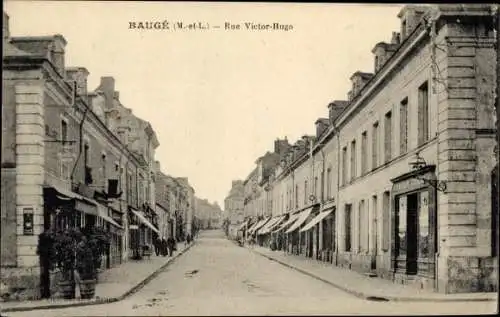 Ak Baugé Maine et Loire, Rue Victor Hugo