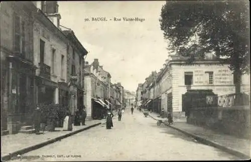 Ak Baugé Maine et Loire, Rue Victor Hugo, Pharmacie Centrale, Café Billard, piétons