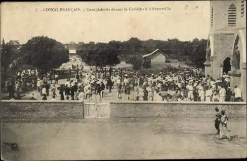 Ak Brazzaville Franz. Kongo, Conciliabules devant la Cathedrale