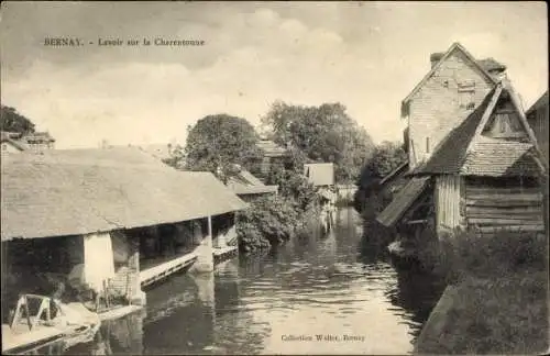 Ak Bernay Eure, Lavoir sur la Charentonne