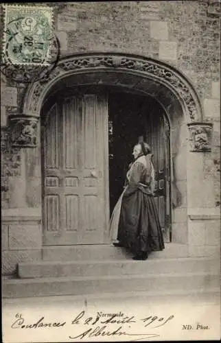 Ak Calvados, Normande, Älter Dame in Tracht vor einem Eingang